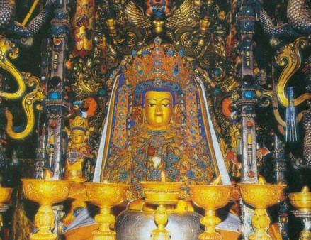 大昭寺内的佛像 