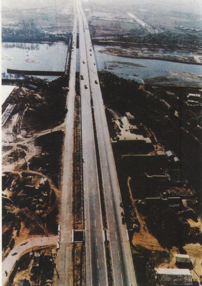 在中国第一条高速公路——沈(阳)大(连)高速公路的建设中