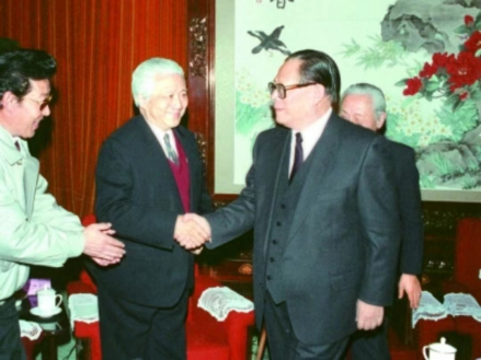 1992年1月28日，江泽民同志与丁光训主教亲切握手 