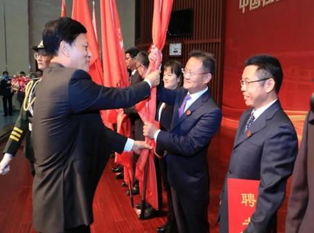 谢伏瞻向政府管理学院院长张树华授旗