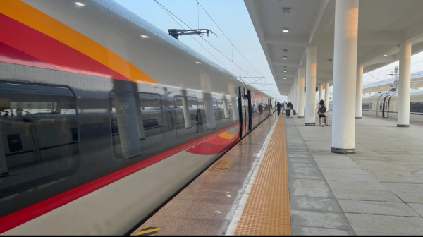 CR400AF-Z型动车组担当的G1572（周口东—北京西）