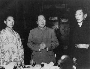 十世班禅（左），阿沛·阿旺晋美（右）