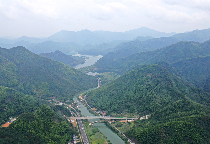 列车驶出田塘坞隧道 