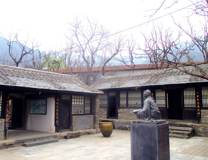 马致远故居大门背面