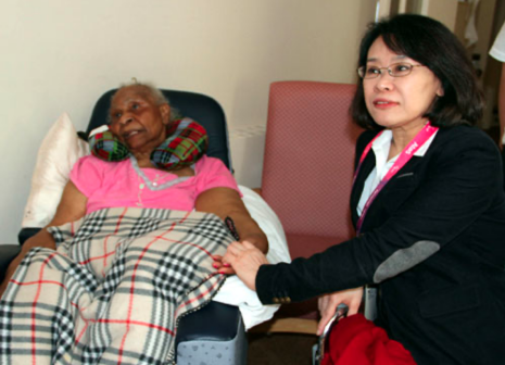 在英国老人护理院看望失能老人</strong></p><p class=