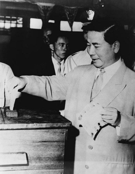 1955年南越全国公投期间，吴廷琰在投票