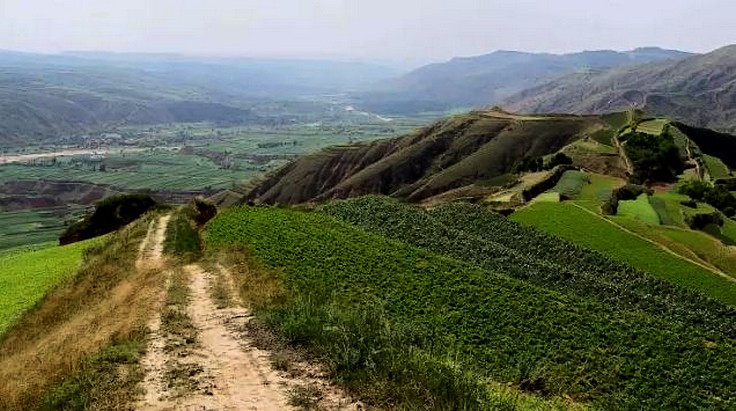 焉支山与龙首山之间的水泉子峡