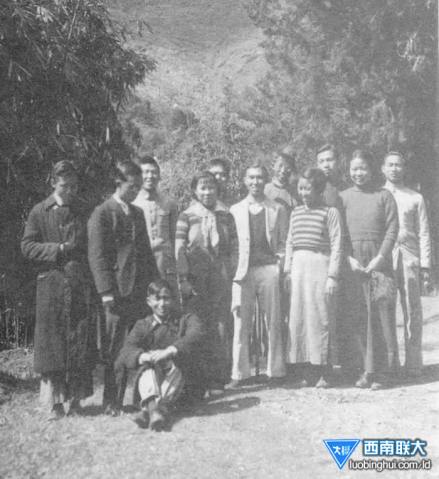 西南联大高原文艺社社员游海源寺合影