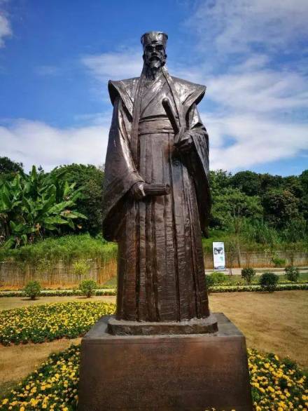 崔与之雕像