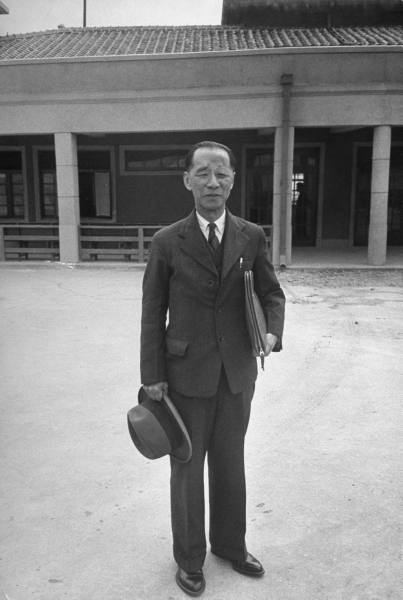 1949年3月翁文灏博士于台北