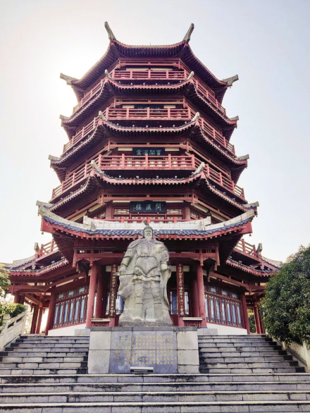 四川南充市开汉楼纪信雕像