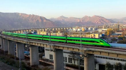列车行驶于中川铁路