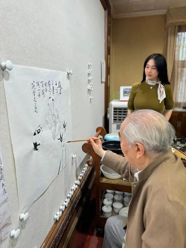 徐萌在看范曾作画