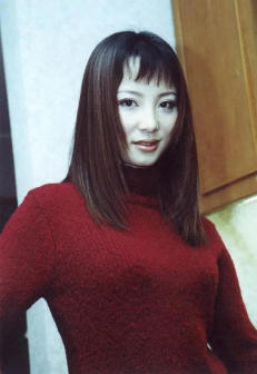 《黑洞》中饰演孟琳