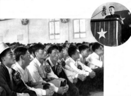 西藏公学时任副校长汤化陶在学校首届开学典礼上作报告 
