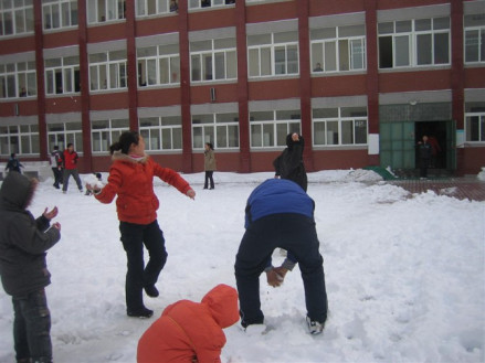 雪地里嬉戏的师生
