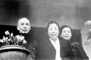 邓颖超同志与熊瑾玎夫妇合影(1959年)
