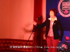 演员何中华即兴表演