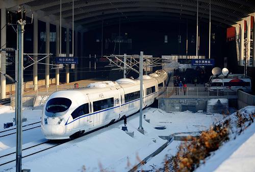 CRH380B型高寒动车组列车驶离哈尔滨西站 