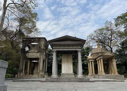 伍廷芳（右）墓、伍朝枢（左）墓，取自网络 