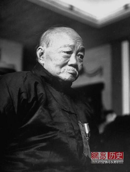 1946年制宪国民大会任制宪代表主席的吴敬恒