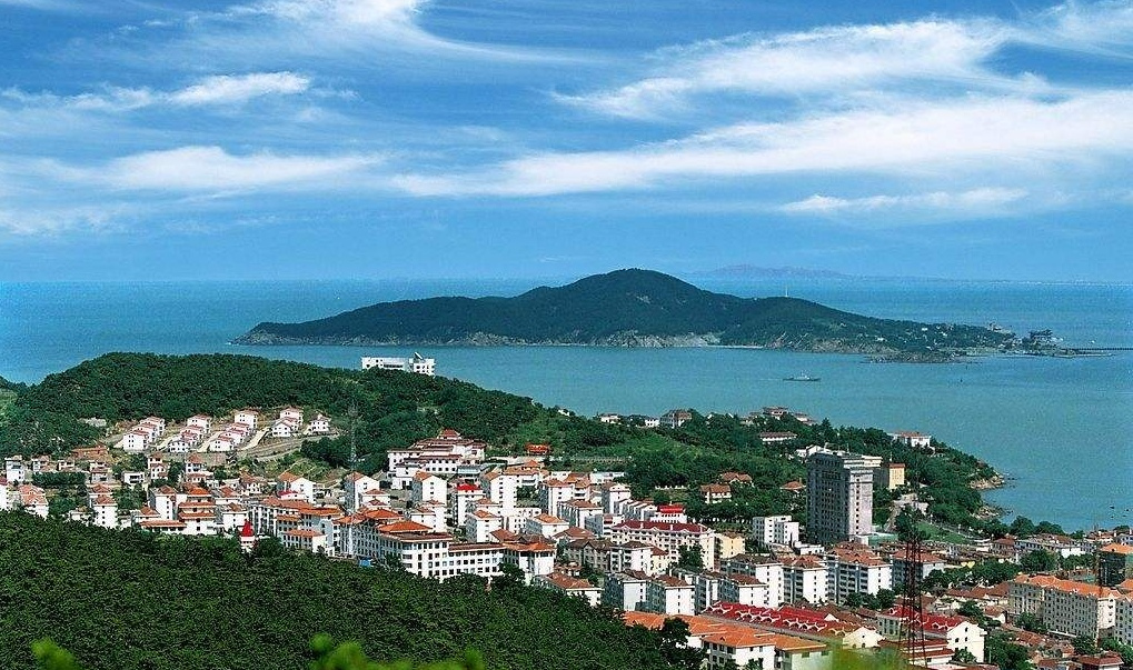 从威海市区远望刘公岛