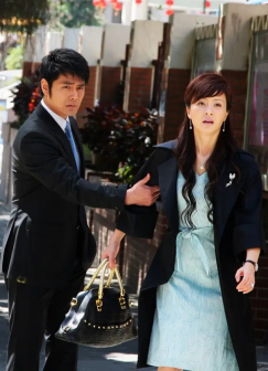 《女人本色》中饰演成在信