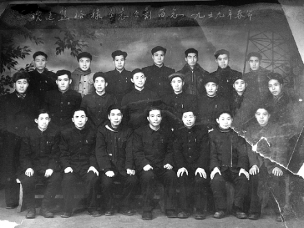 1959年，焦裕禄与一金工车间的部分工友合影留念。