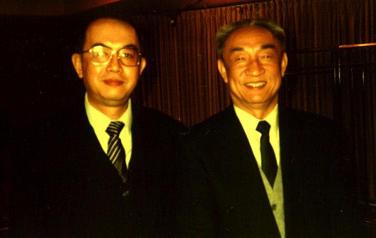 厉声教(左)与时任国务院副总理邹家华