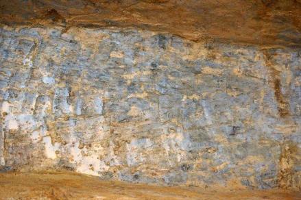 坝体剖面底部为草裹泥堆筑