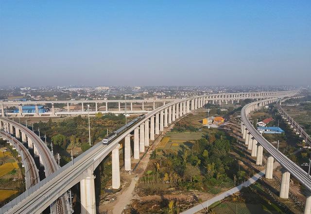 首趟检测列车通过陈桥联络线与赵甸联络线、宁启铁路并行段