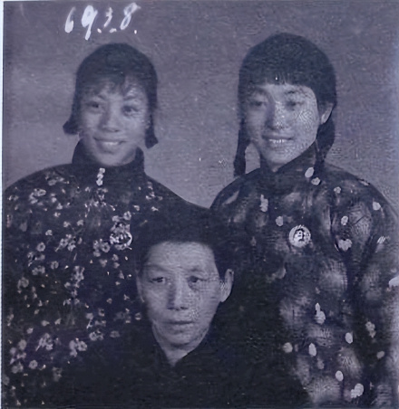 许镜清的大妹妹许镜芬（右）小妹妹妹许镜芳与母亲