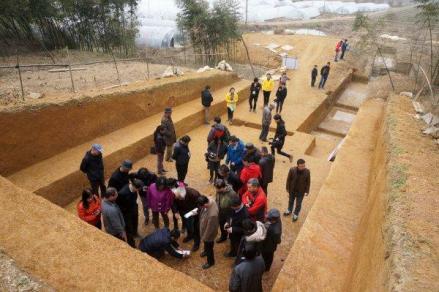 低坝的鲤鱼山坝体