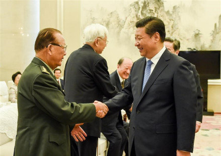 2014年9月21日，习近平同志与赵南起同志握手