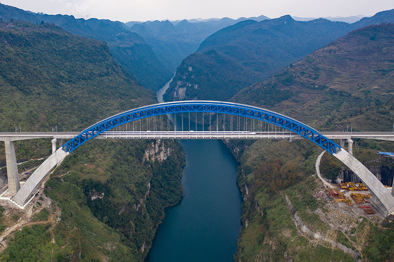 列车驶过成贵铁路鸭池河特大桥 