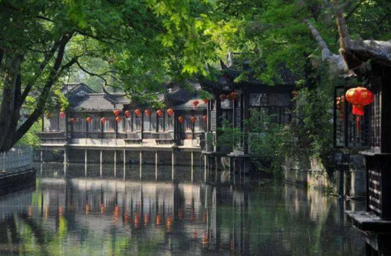绿杨村沿护城河风光 