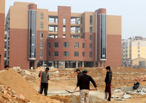 三十四中新校区建设现场，教学楼已初具规模