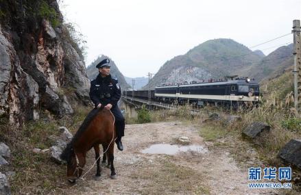 民警骑马巡查黔桂铁路沿线