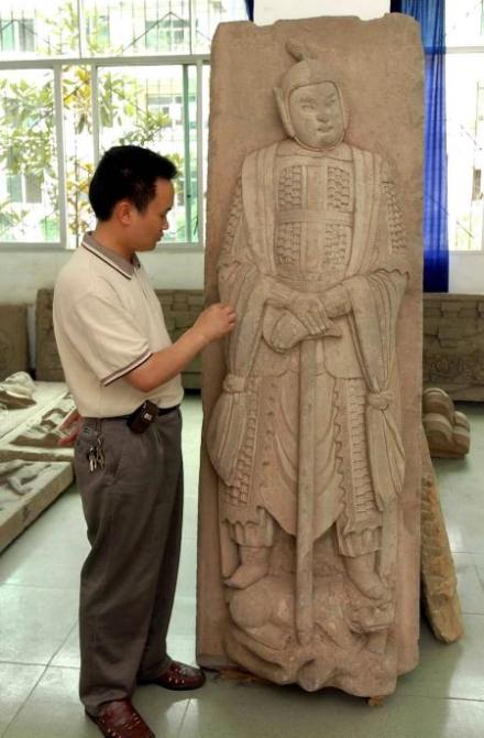 出土的侍男佣