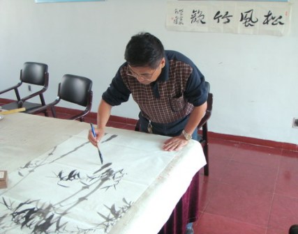正在作画的许老师