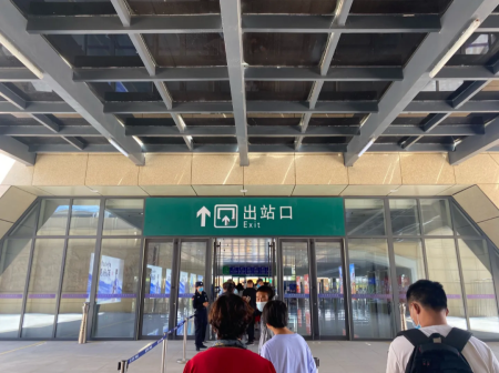中卫南站出站口