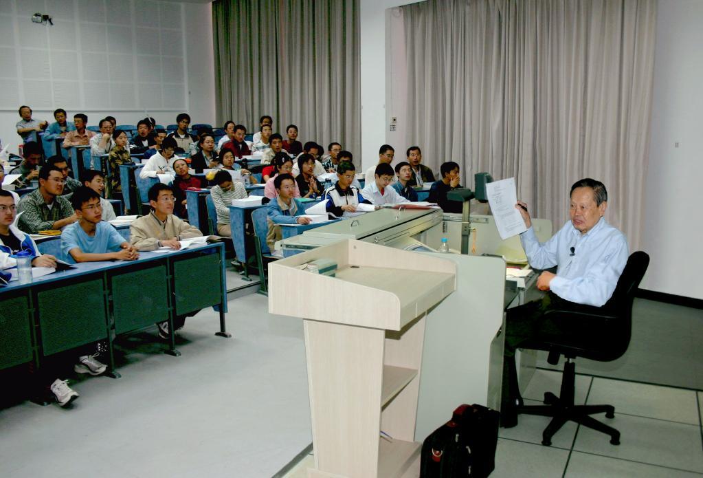 2004年，杨振宁为清华大学本科生授课