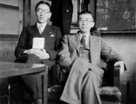 “东通工”时期的盛田昭夫（左）和井深大（右）