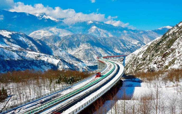 高原雪地高速公路