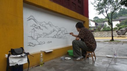 唐和先生在五祖寺绘壁画
