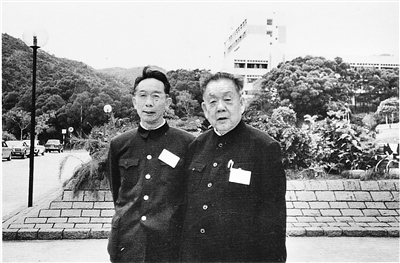 1984年漆侠（左一）与老师邓广铭在香港参加国际宋史研讨会