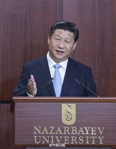 图为习近平在纳扎尔巴耶夫大学做演讲