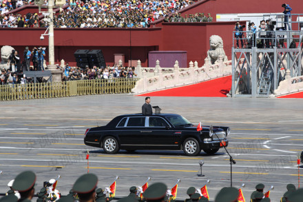 习近平在天安门广场前阅兵