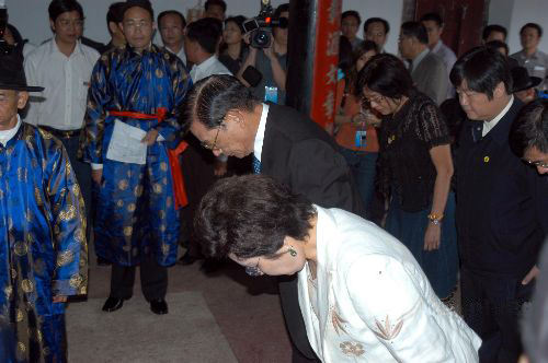 江丙坤在江氏宗祠济阳堂祭祖