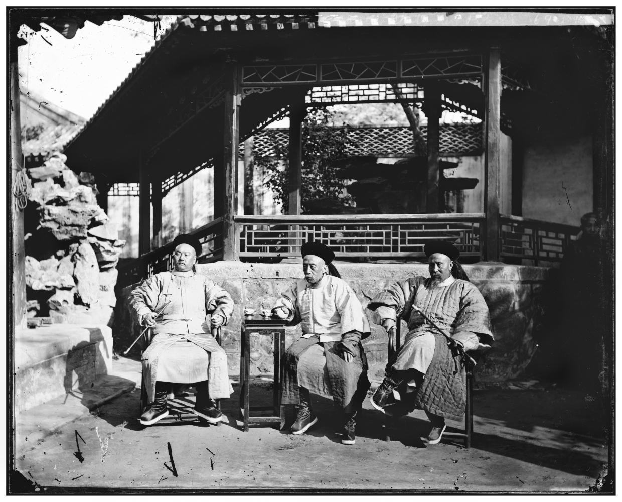 成林、文祥、宝鋆在译署（左起，John Thomson摄） 